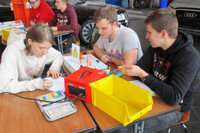 Anwendungsbild Kraftfahrtzeugtechnik - Schülern mit Freischalttrainern