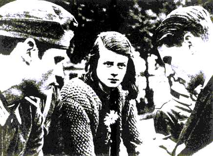 Sophie Scholl mit ihrem Bruder Hans (links) und Christoph Probst am Münchner Verladebahnhof Foto: AP